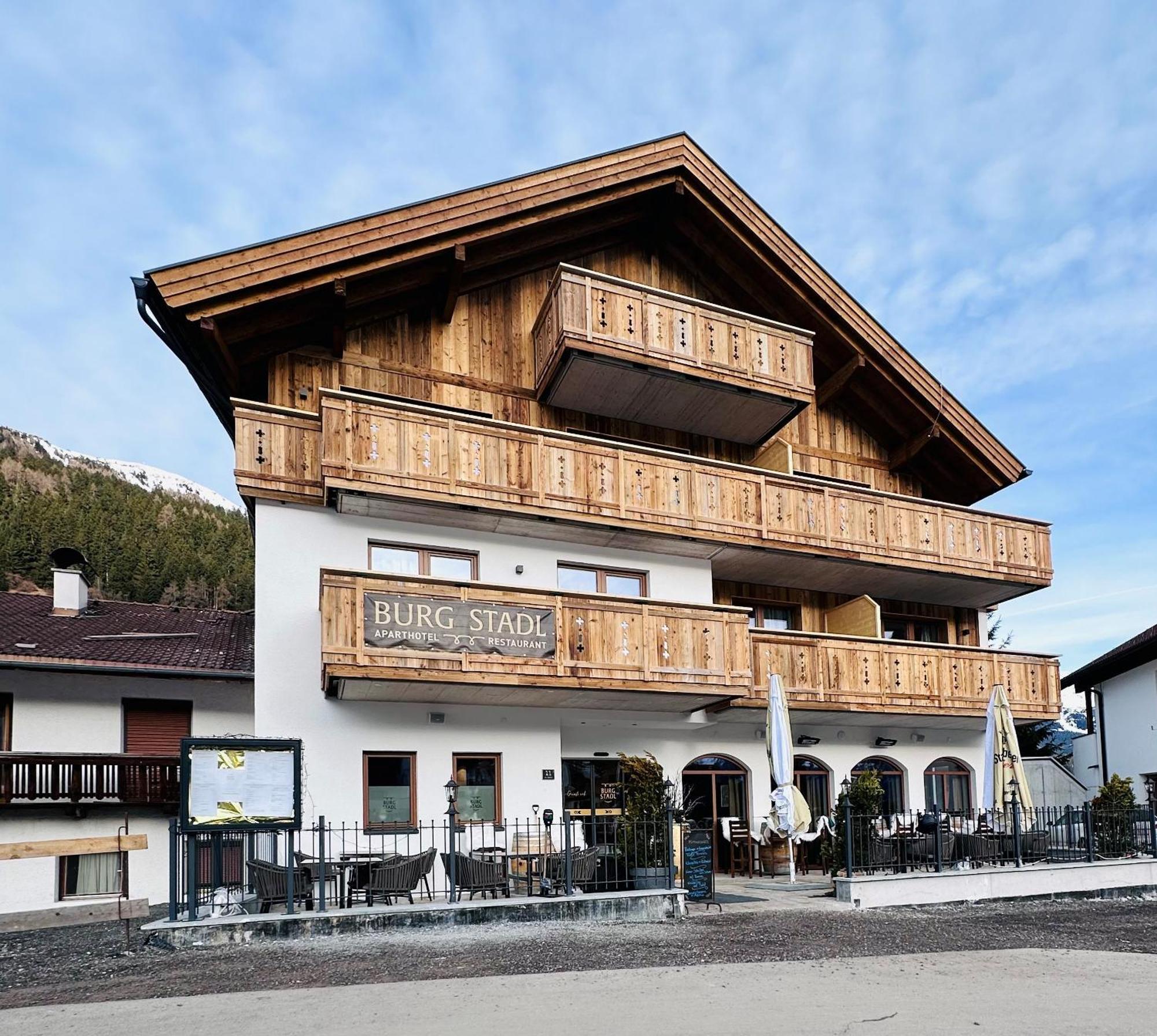 Burgstadl Aparthotel & Restaurant Ладис Екстериор снимка