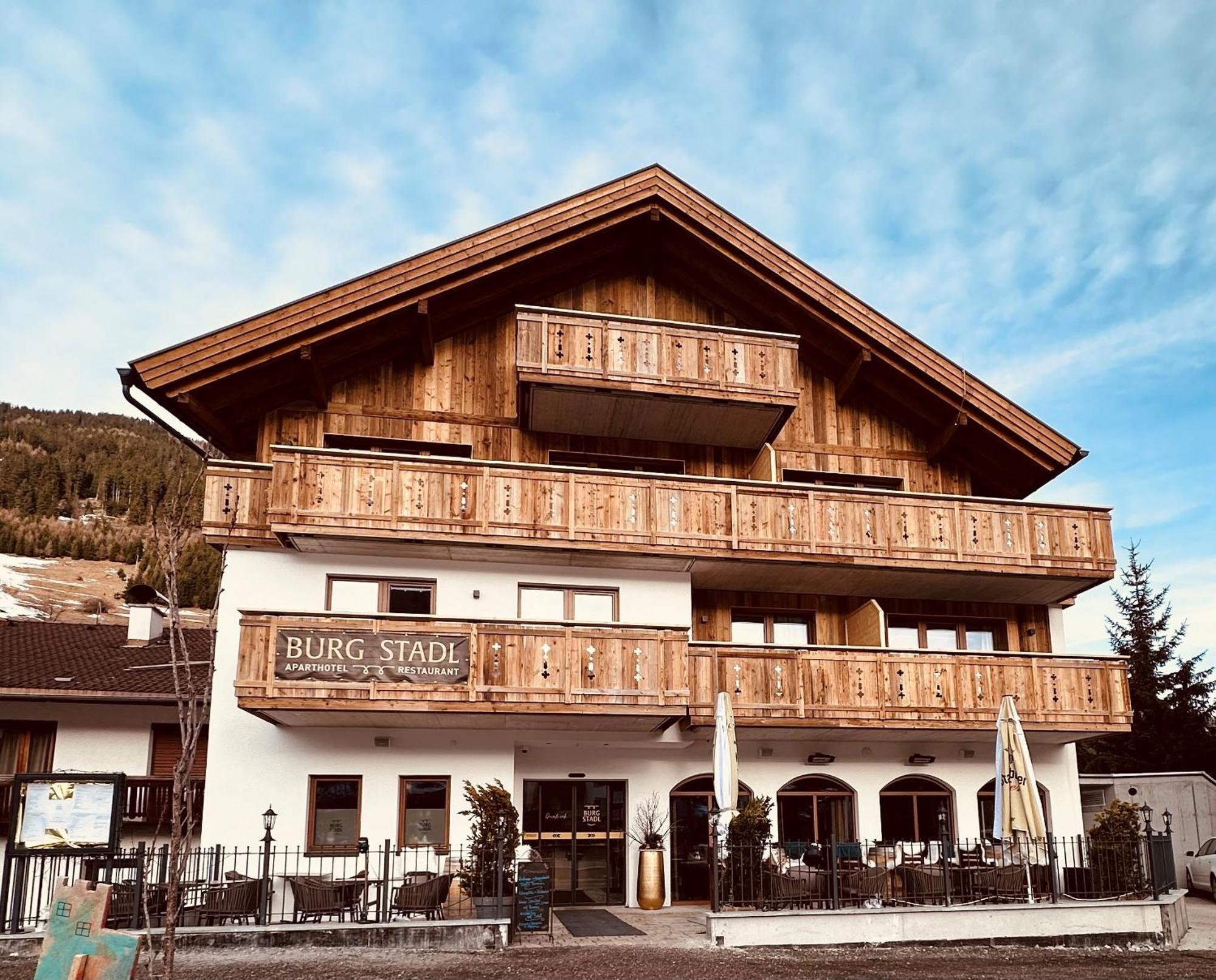 Burgstadl Aparthotel & Restaurant Ладис Екстериор снимка