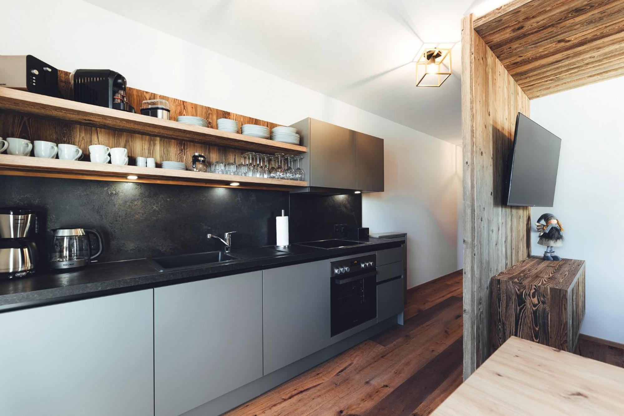 Burgstadl Aparthotel & Restaurant Ладис Екстериор снимка
